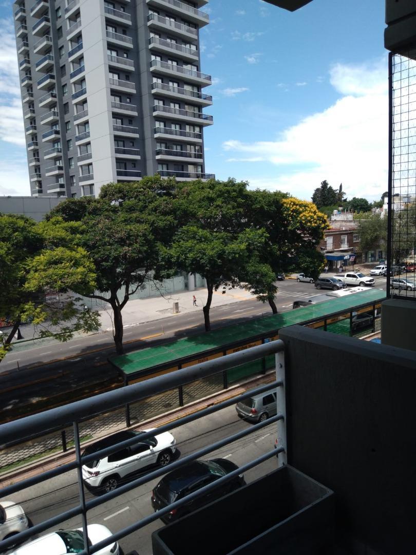 Excelente Departamento 4 ambientes con balcón y cochera.