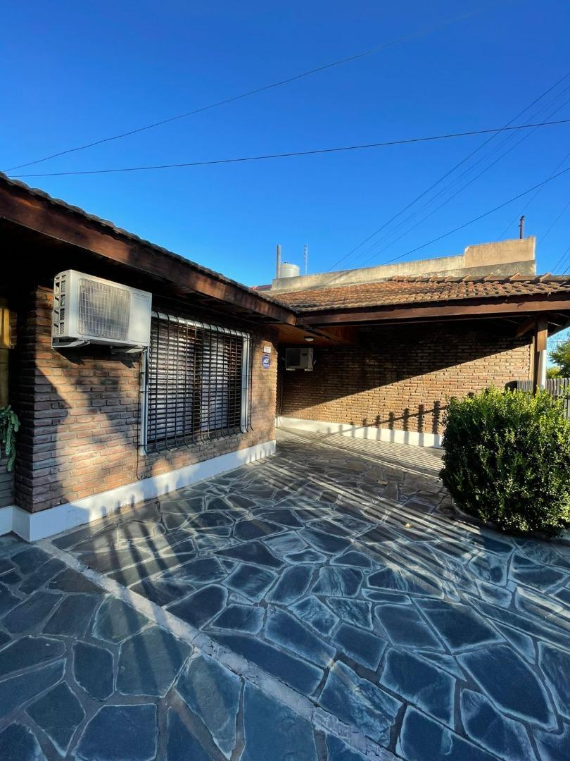 Chalet 4 ambientes desarrollado en una planta