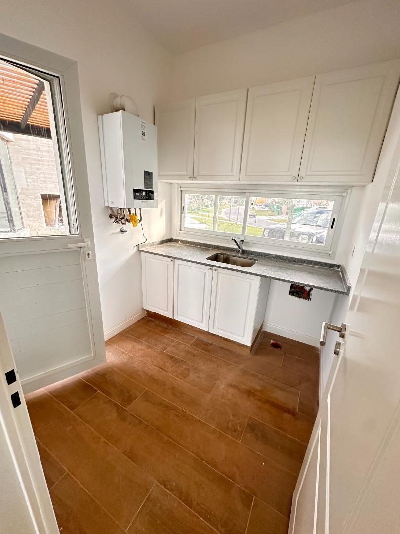 Casa 4 ambientes con 2 baños