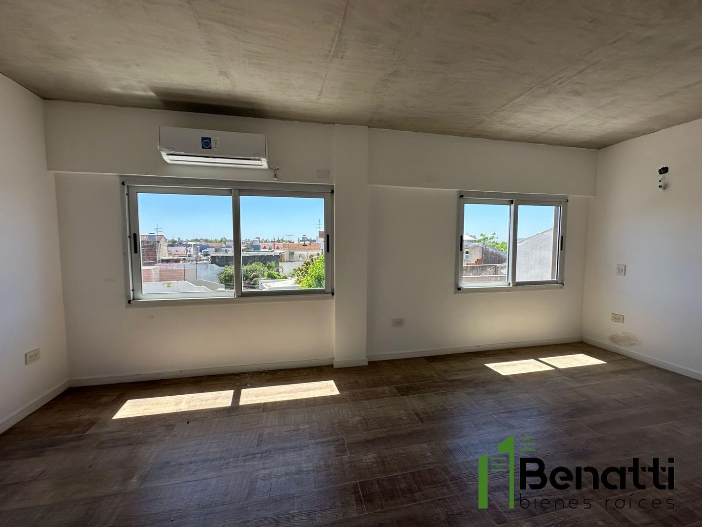 Av. General Enrique Mosconi 900, Piso 2