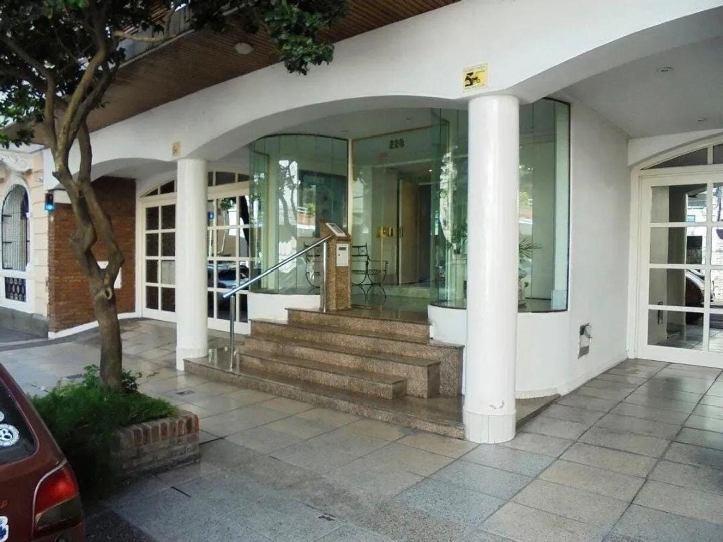 PISO EN VENTA 6 AMBIENTES CON COCHERA