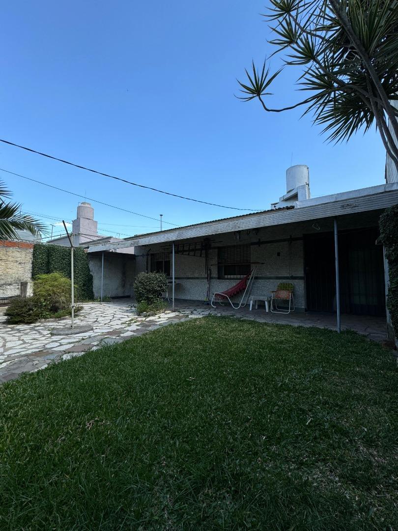 CHALET 4 AMBIENTES EN VENTA CON JARDIN