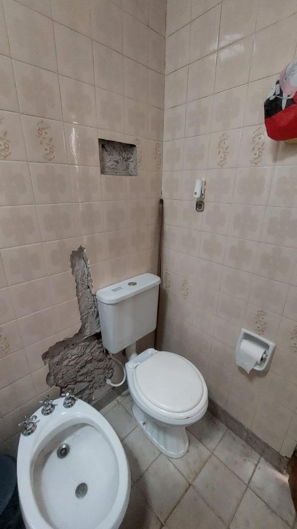 Casa al frente con pequeño jardín.