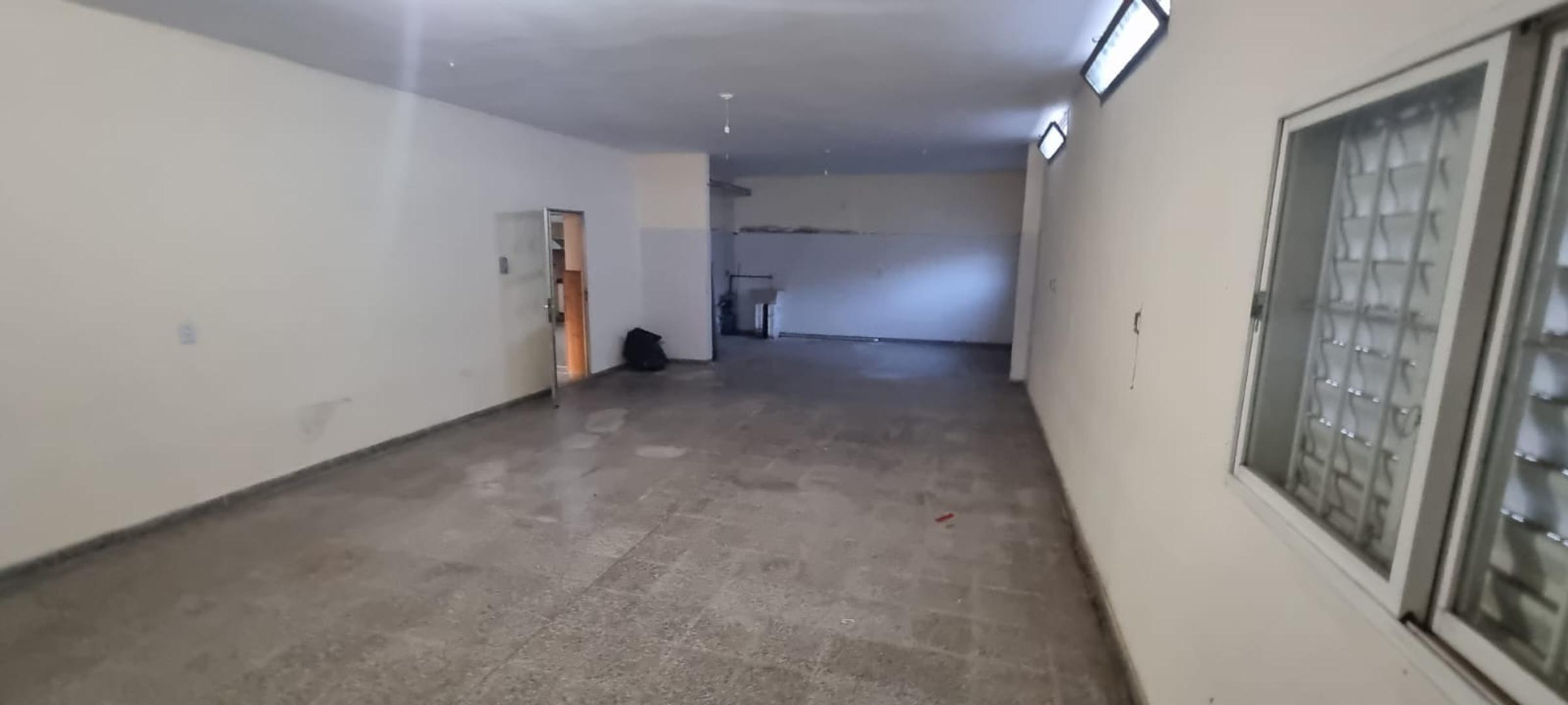 Casa con salón Comercial y Dpto Ideal Para inversión