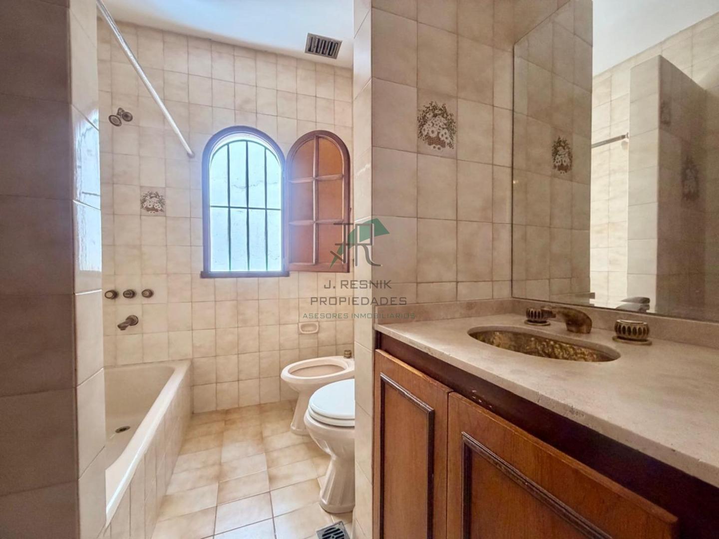 Casa 5 ambientes con 4 baños