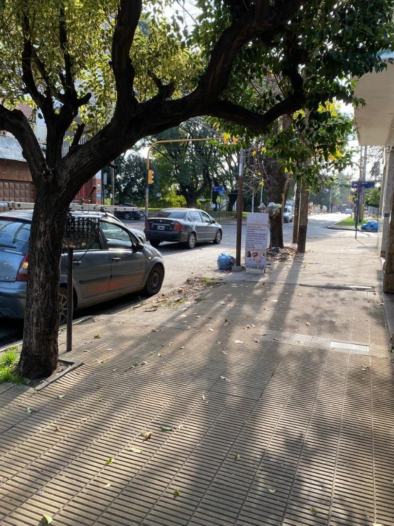 IMPONENTE GALPON LOCAL MAS FONDO CON JARDIN