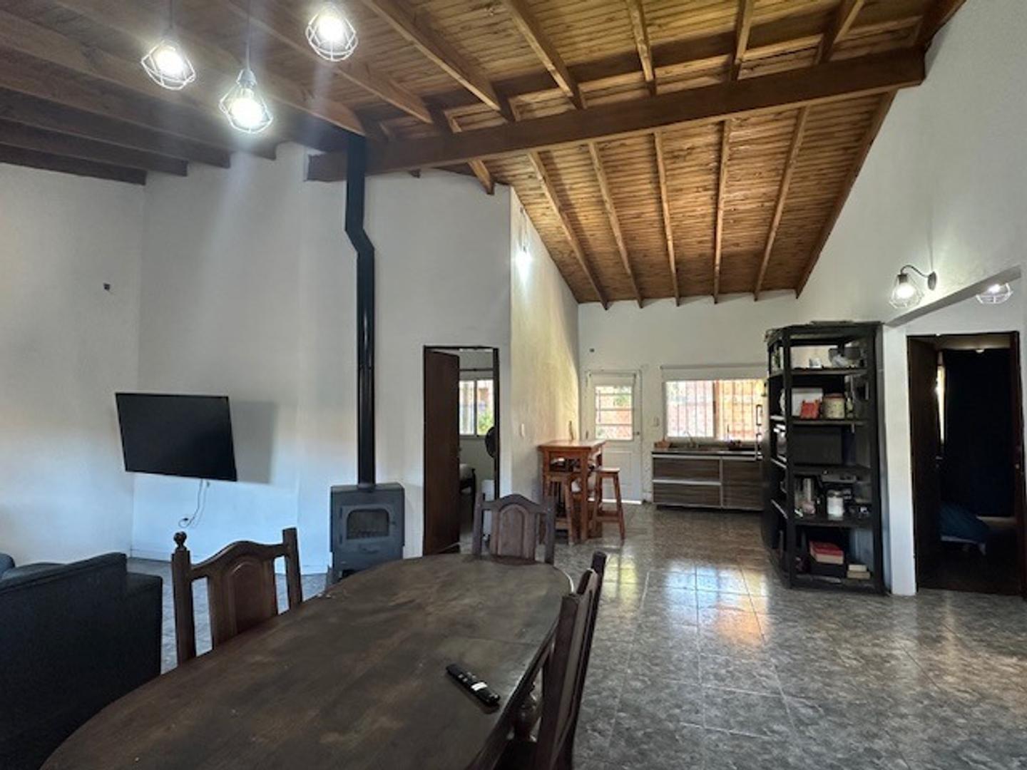 Casa 4 ambientes con 2 baños