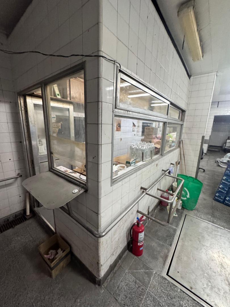 Galpón 2.300m2 - Salidas a dos calles - EX FRIGORIFICO