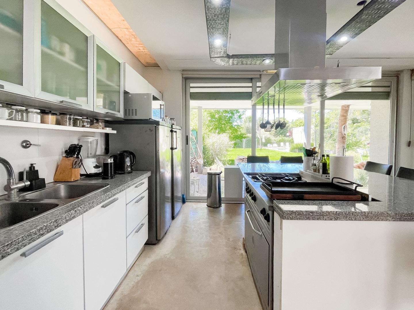 Casa en Venta con 3 cocheras