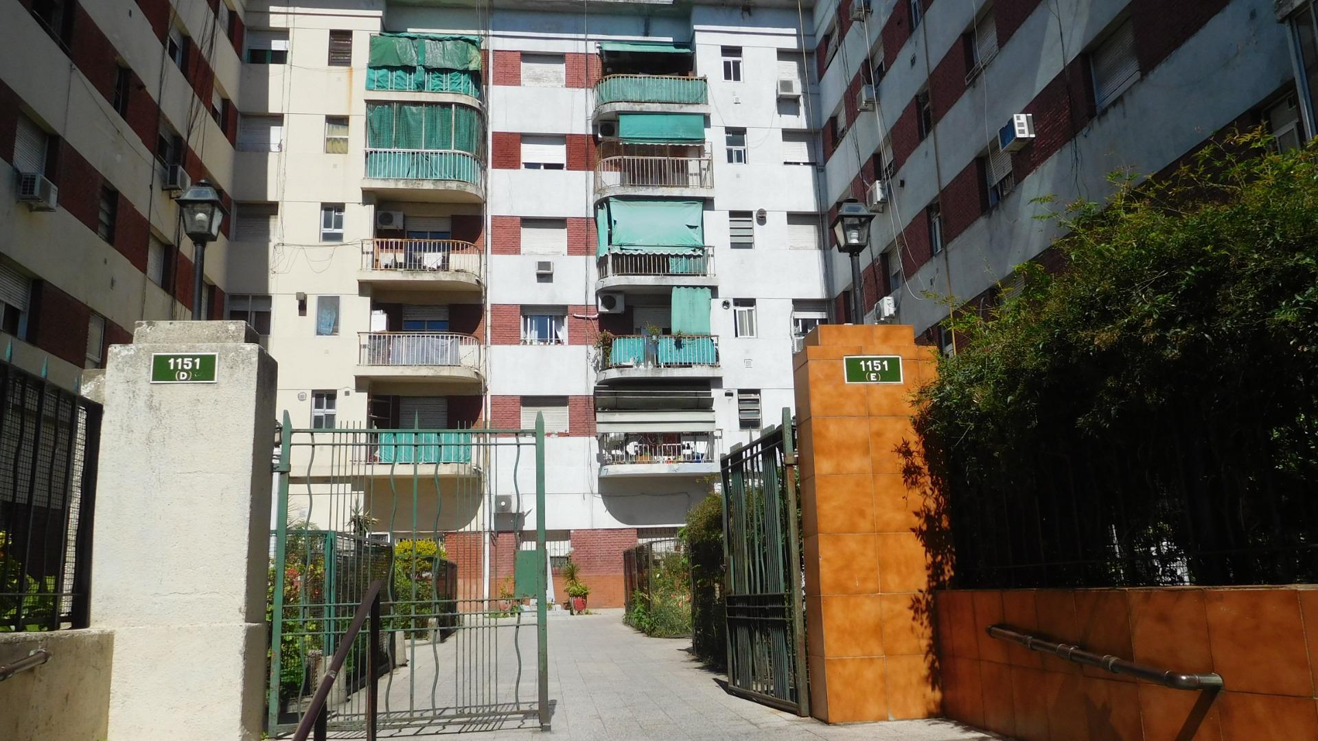 DEPARTAMENTO DE 4 AMBIENTES AL FRENTE CON BALCON