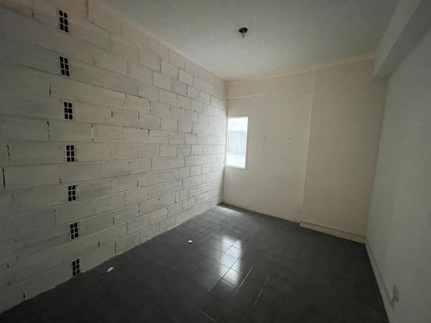 OFICINA SOBRE AVDA. MITRE  RECEPCION Y 3 PRIVADOS