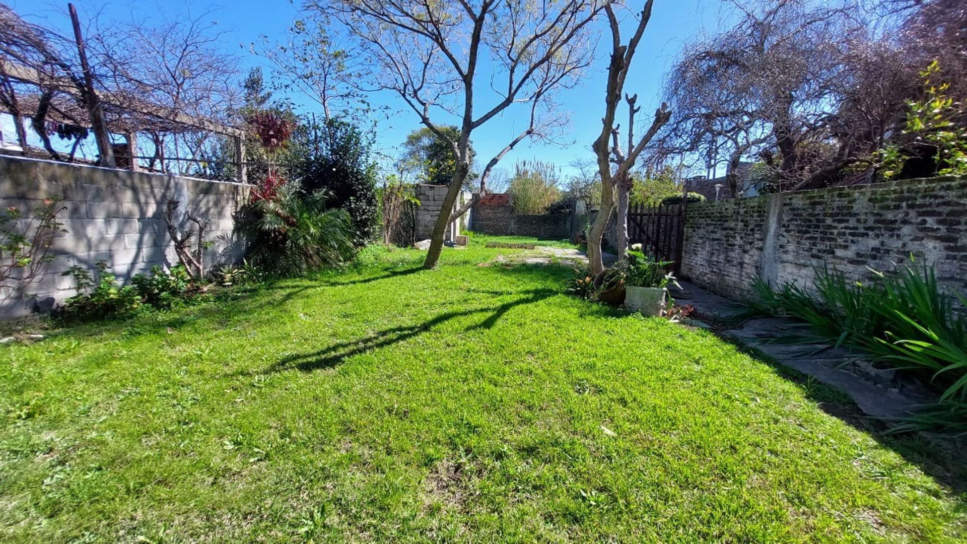 VENTA CASA 3 AMBIENTES CON PARQUE EN BERNAL