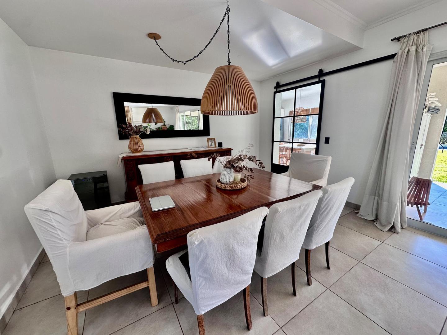 Casa 6 ambientes con 4 baños