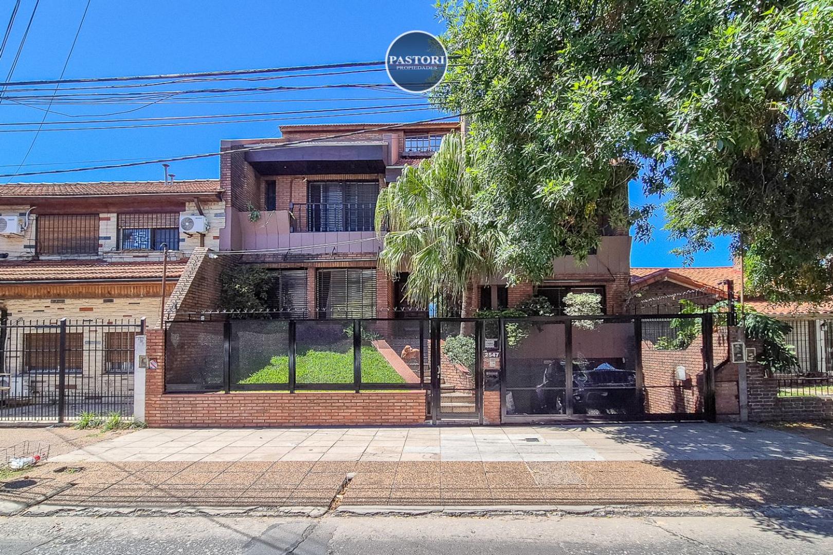 VENTA DE CASA de 6 amb, gge p/2 autos y patio quincho pil