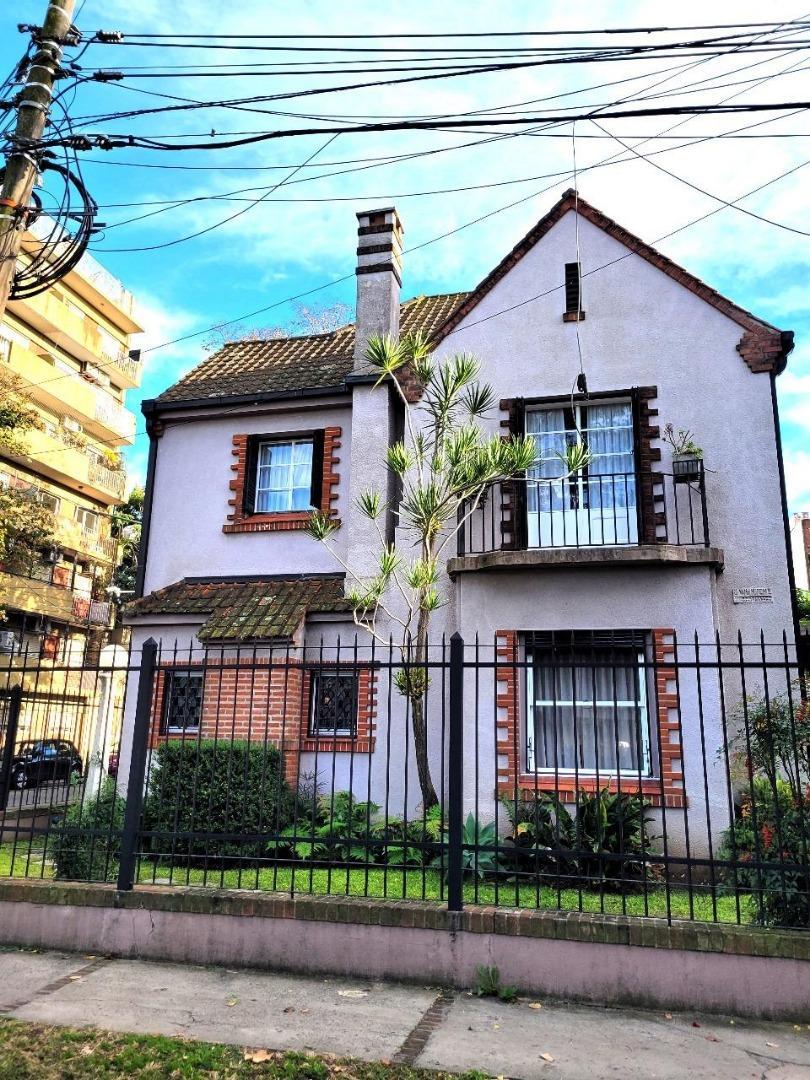 CHALET DE ESTILO 5 AMB VTE LOPEZ. APTO CREDITO.