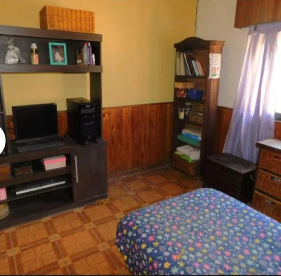 Casa 3 ambientes con  cochera en Longchamps