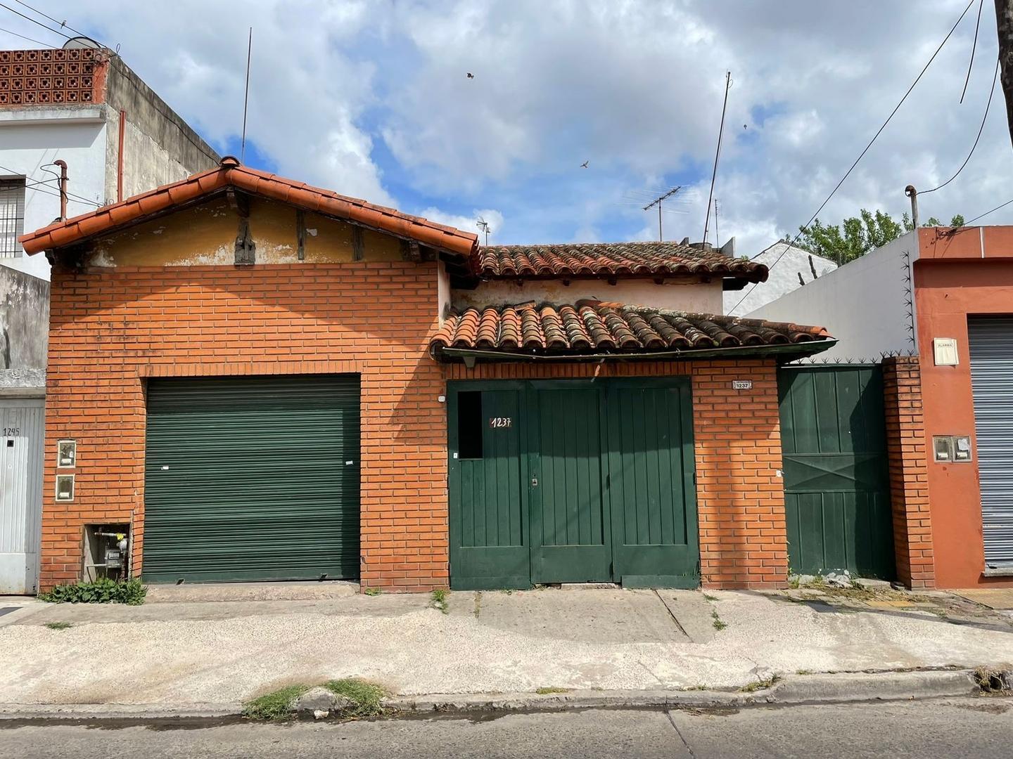 Amplio terreno con 2 edificaciónes