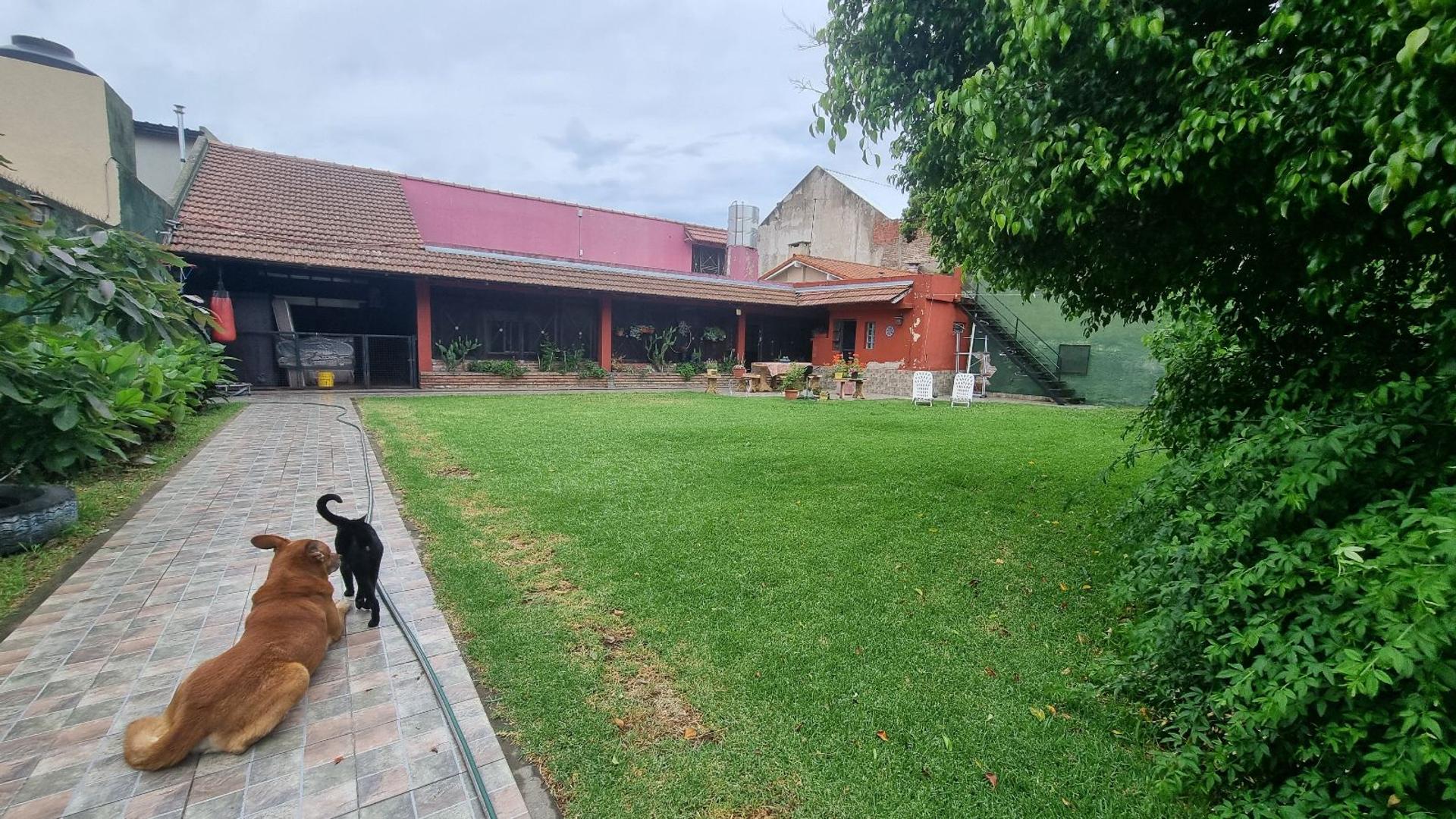 Casa 4 ambientes con 2 baños