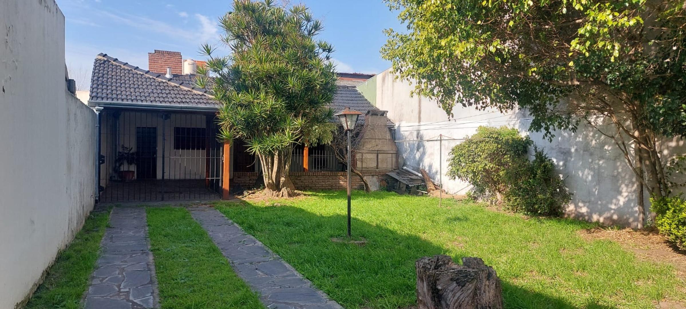 ALQUILER CASA 2 AMBIENTES , PARQUE, PARRILLA