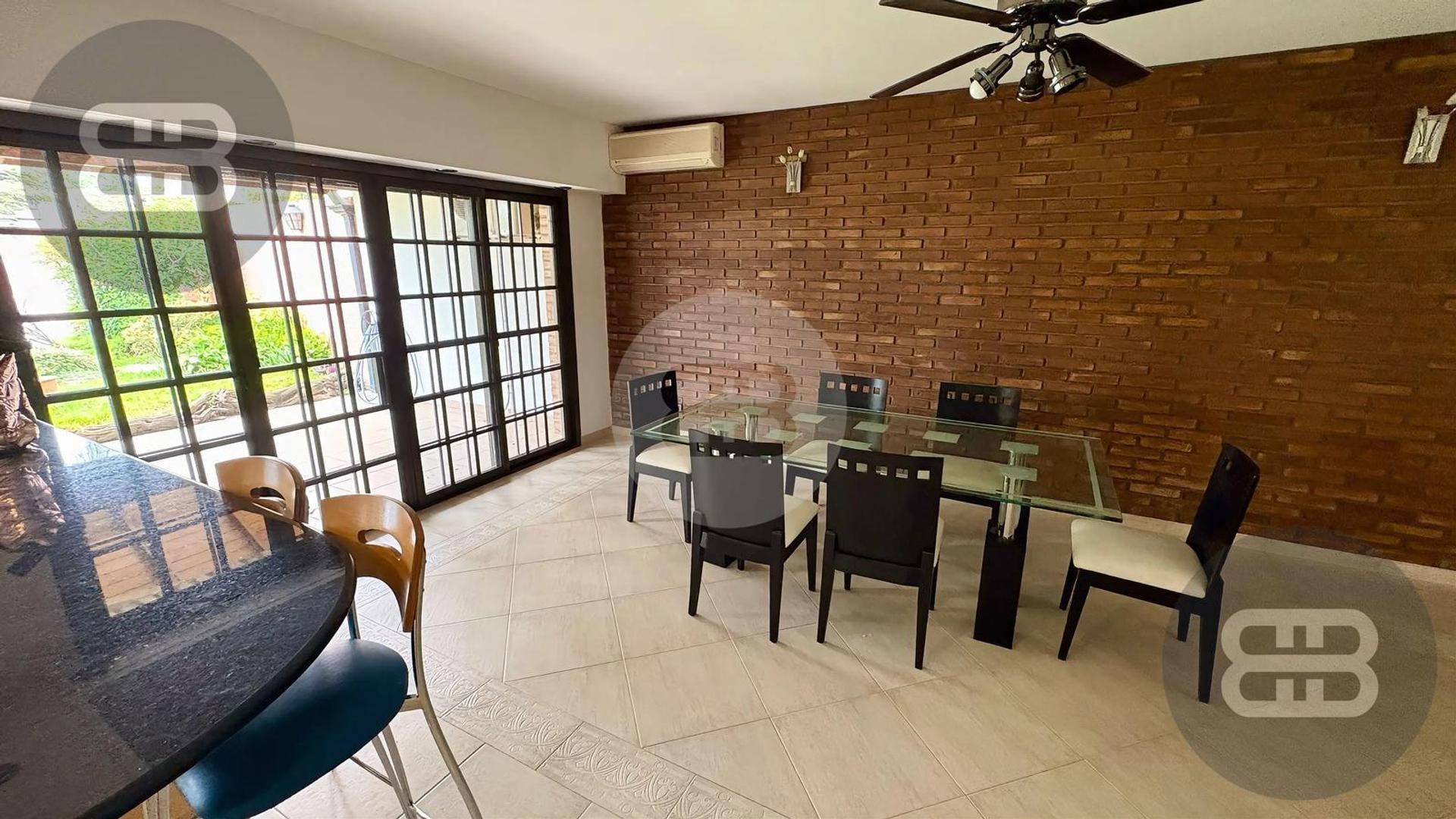 Casa en Venta con 6 cocheras
