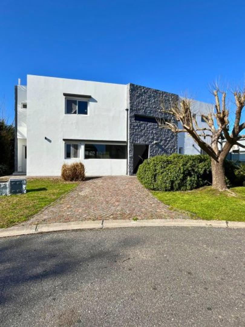 "¡Oportunidad Única! Hermosa Casa en Venta en el CountryLos Ombúes de Hudson"