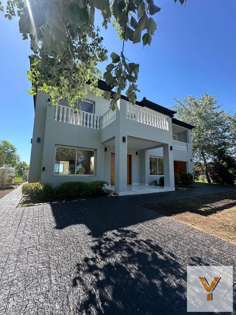 Casa en venta - 3 Dormitorios 5 Baños - 1.200Mts2 - Cañuelas