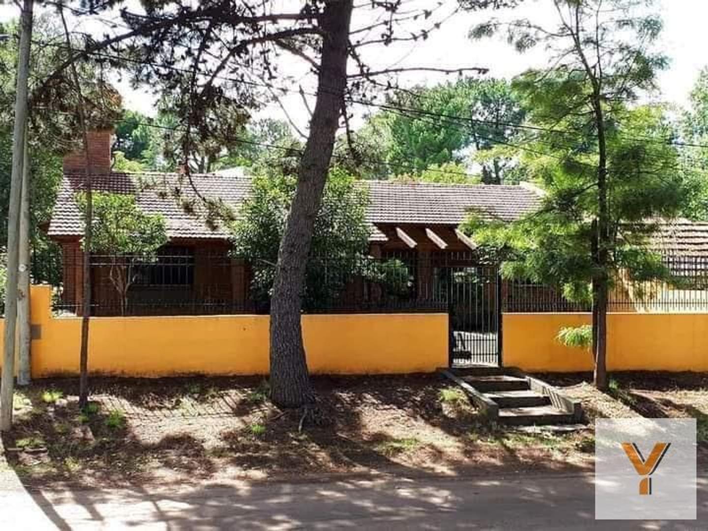Casa en venta - 4 Dormitorios 5 Baños - Cocheras - 540Mts2 - Monte Hermoso