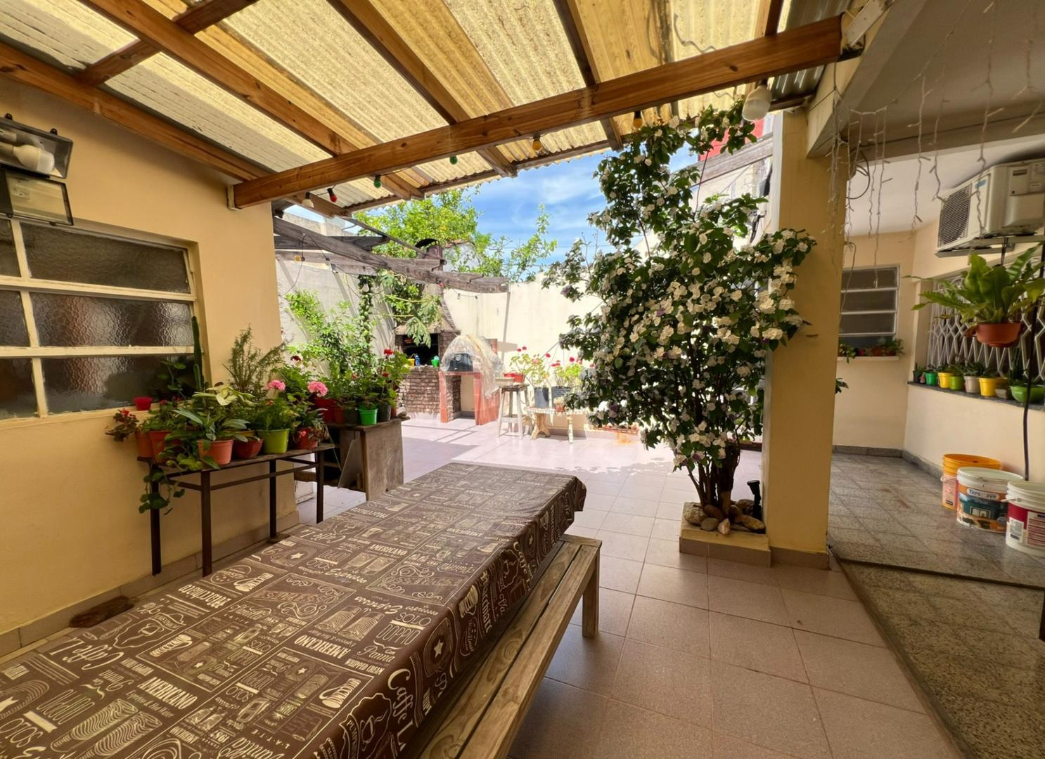 Casa 3 amb + monoambiente + cocheras