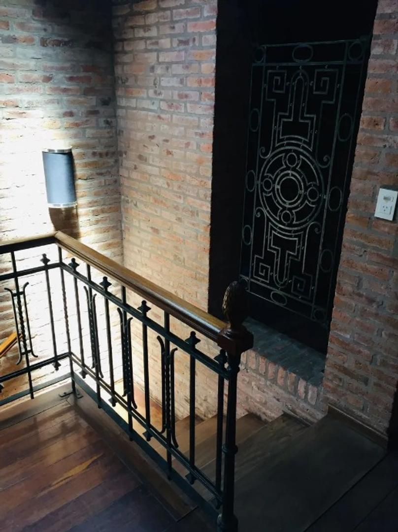 Casa en Alquiler con 4 cocheras