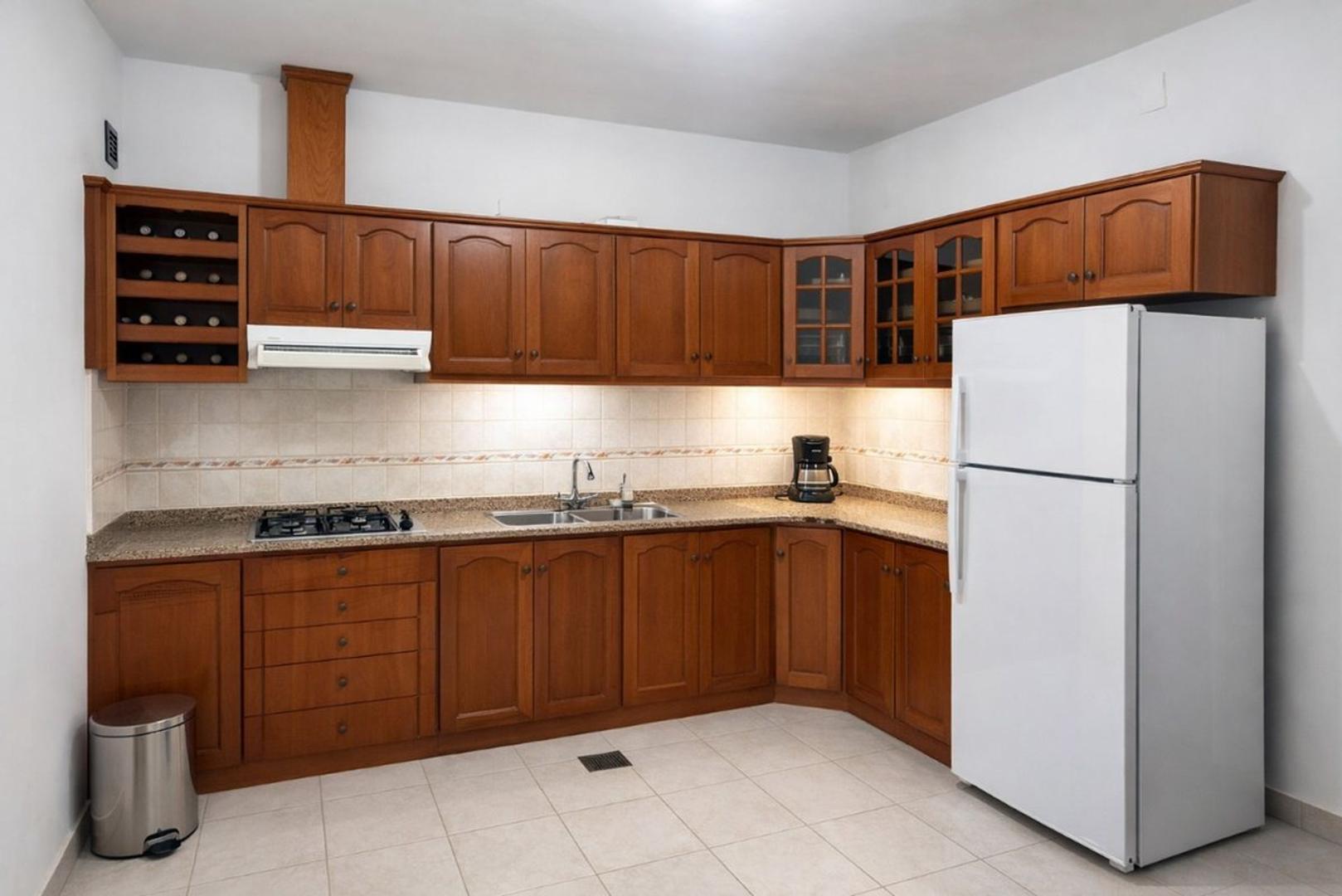 Casa 8 ambientes con 2 baños