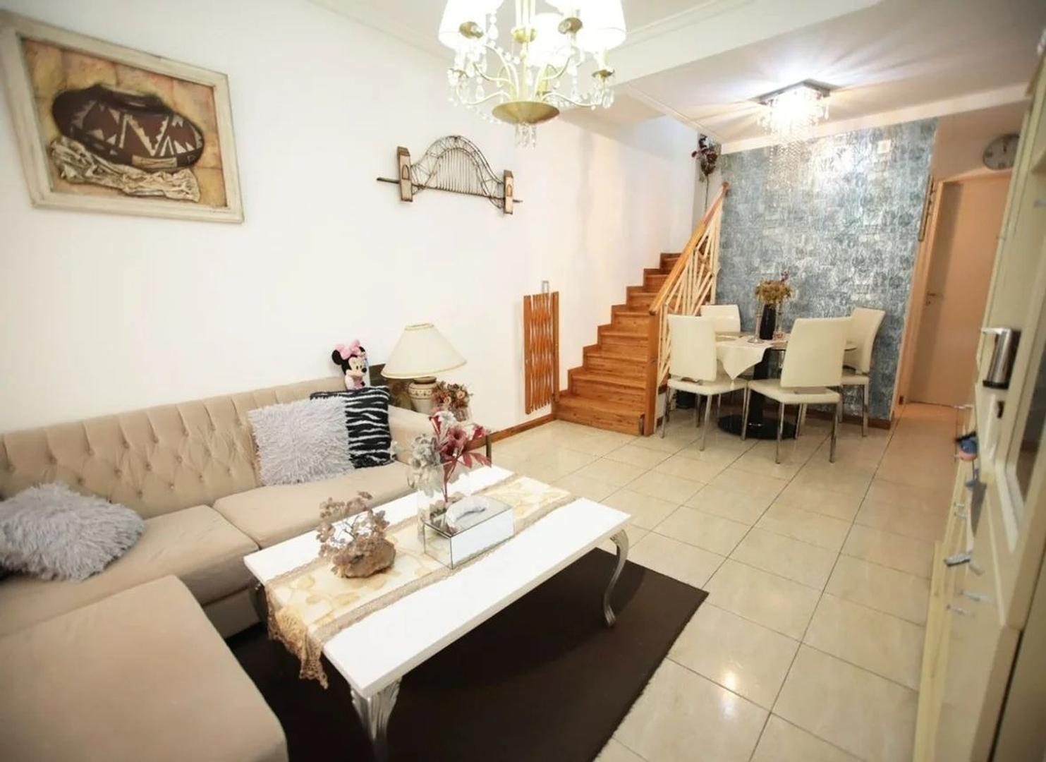 Casa 4 ambientes con 2 baños