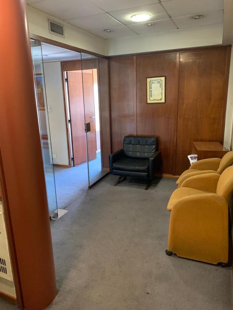 IMPORTANTE OFICINA 104 M2 SOBRE AVDA. MITRE A MTS DE CAP.FED