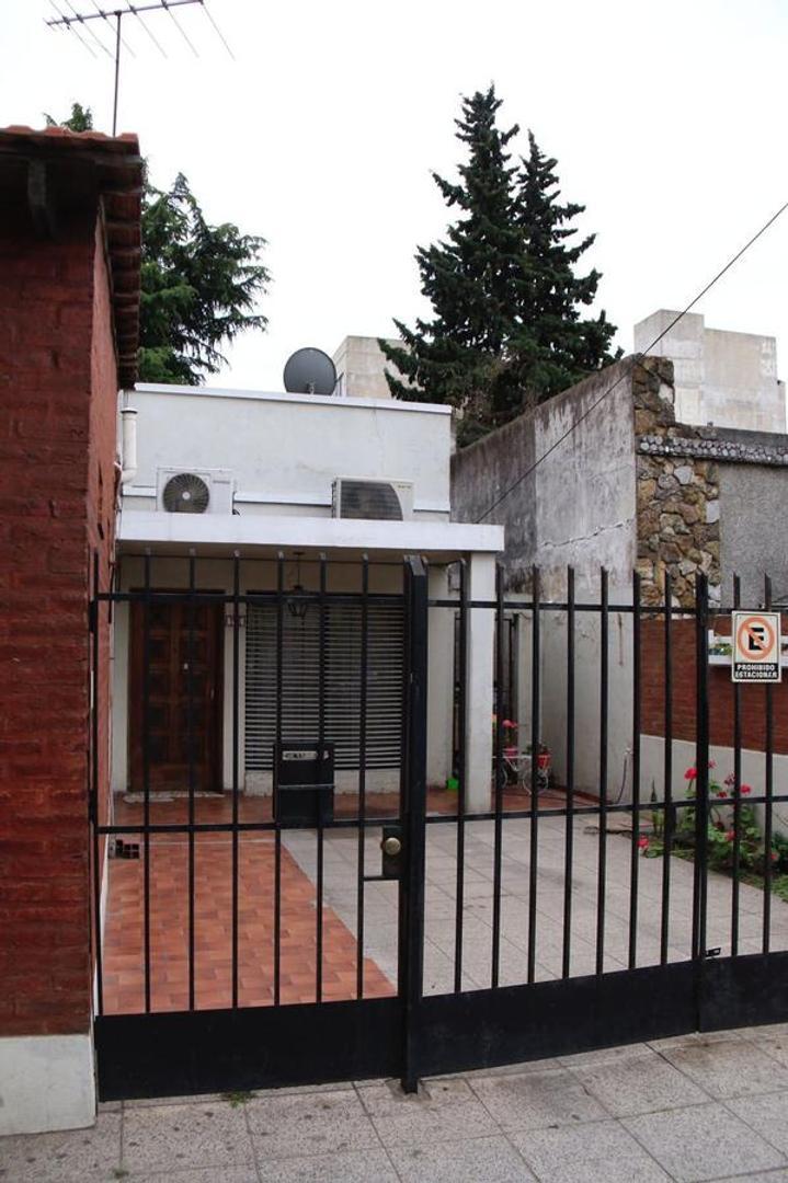 CASA SOBRE LOTE DE 8.66 X 43 EXCELENTE UBICACION