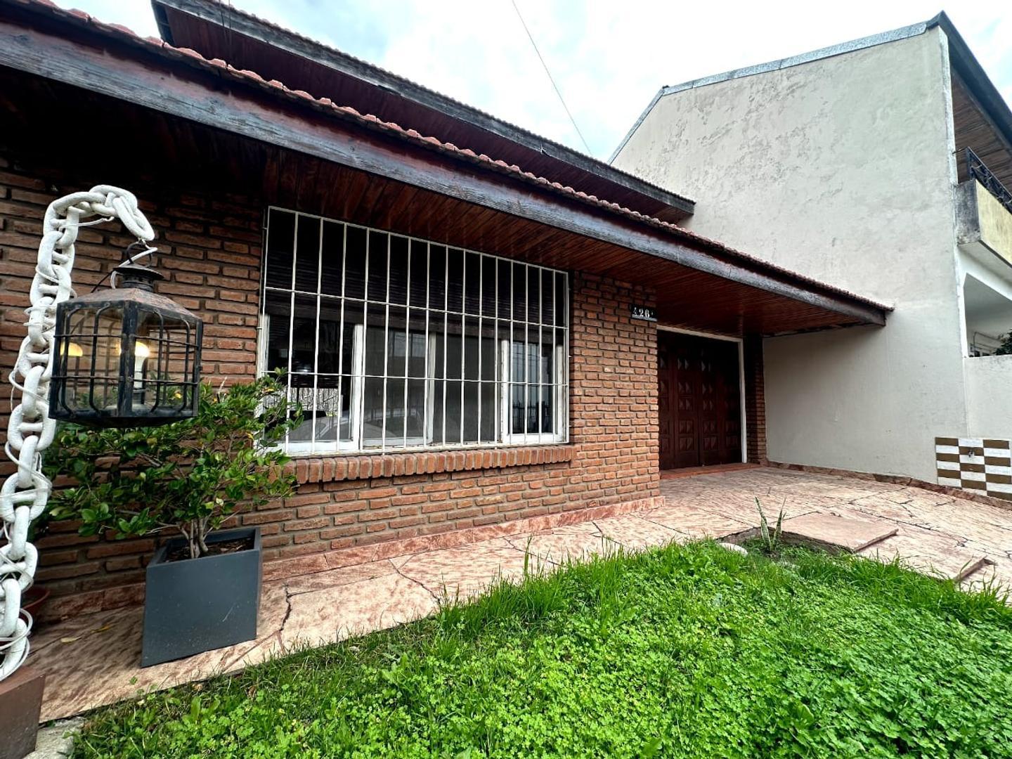 Casa en Venta con 2 cocheras