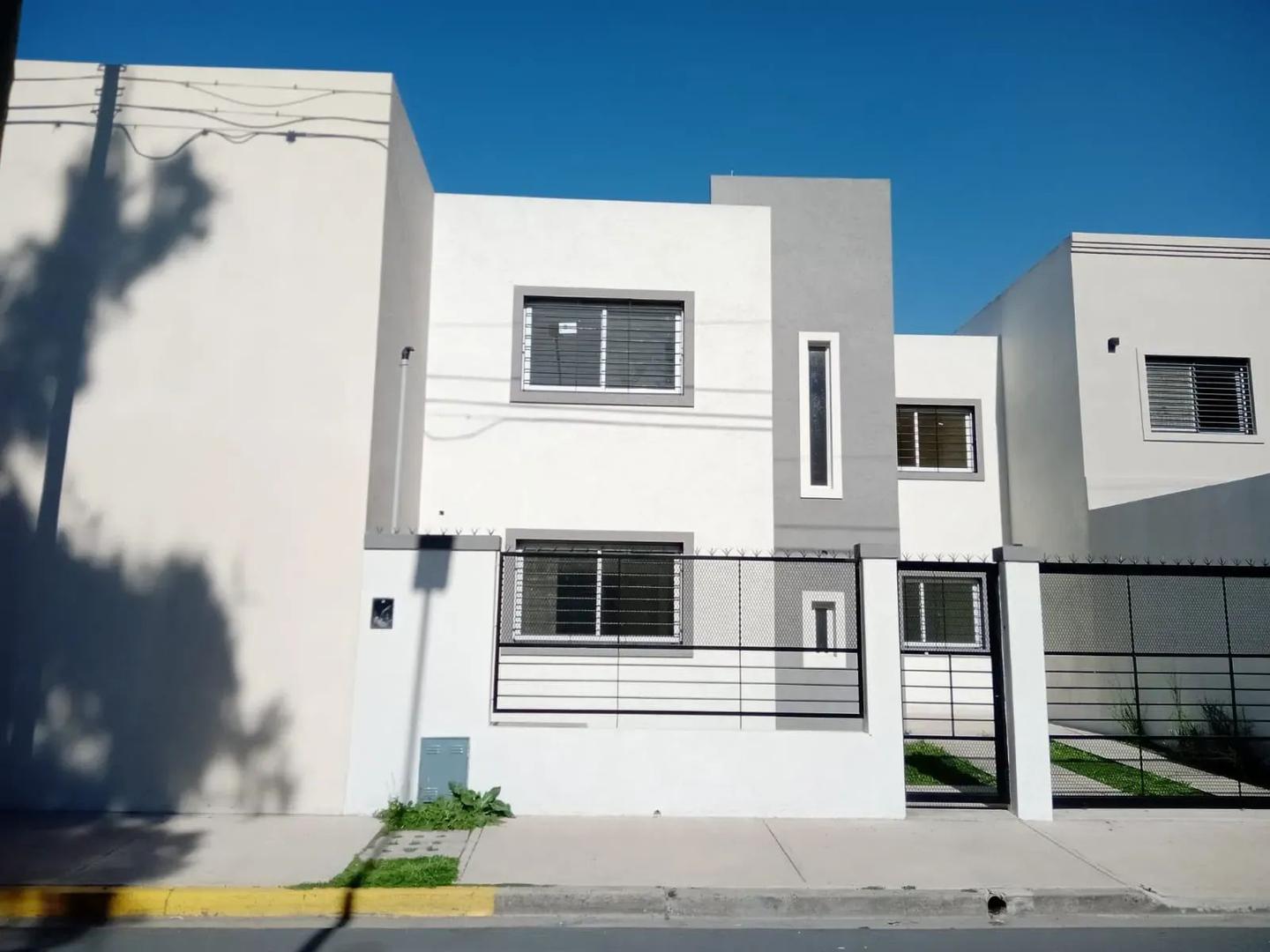 ALQUILER - CASA 3 AMBIENTES CON PATIO ITUZAINGO