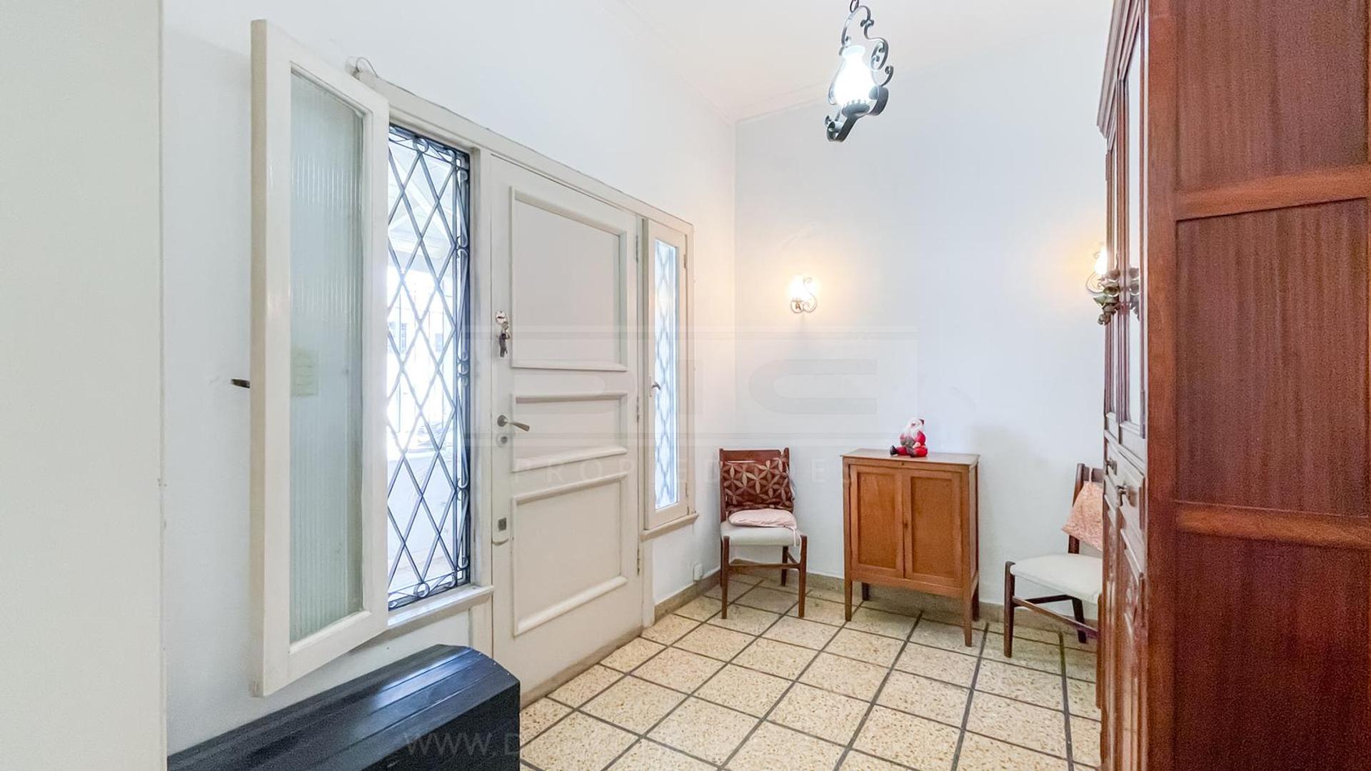 Diaz velez  al 2400, entre Pacheco y Jose maria paz