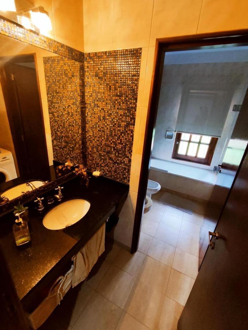 Casa en Venta con 3 cocheras