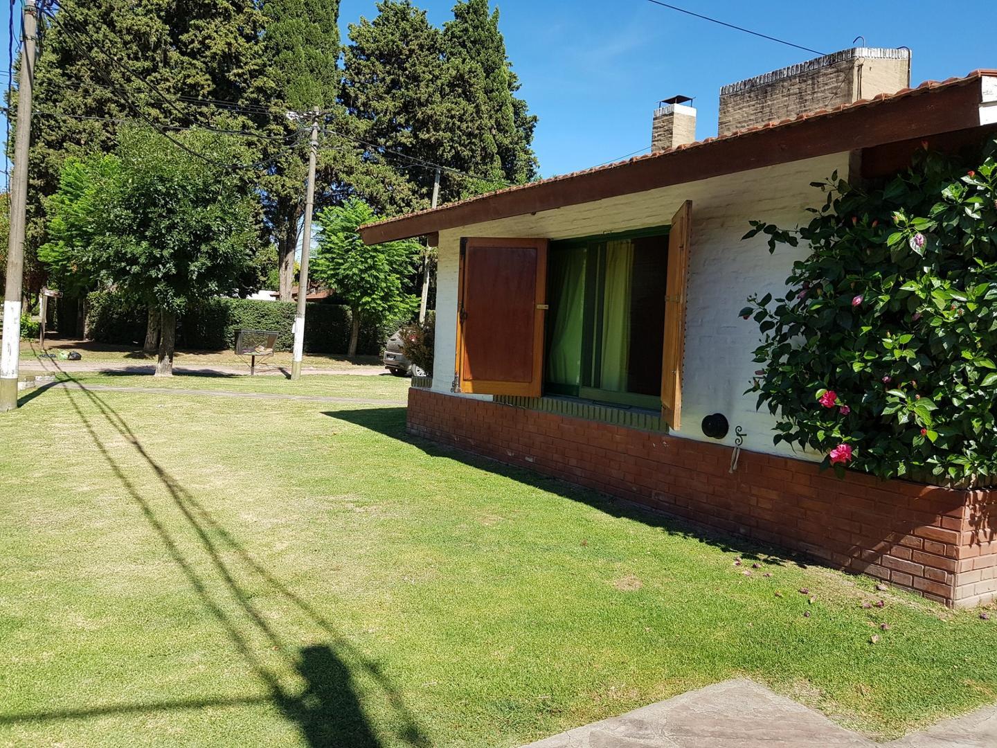 Casa en Alquiler con 2 cocheras