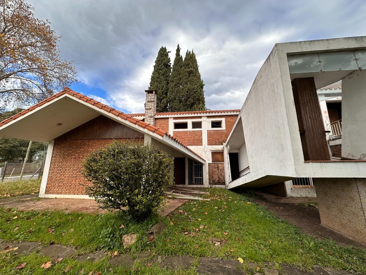 Casa a refaccionar frente a Parque Quiroz