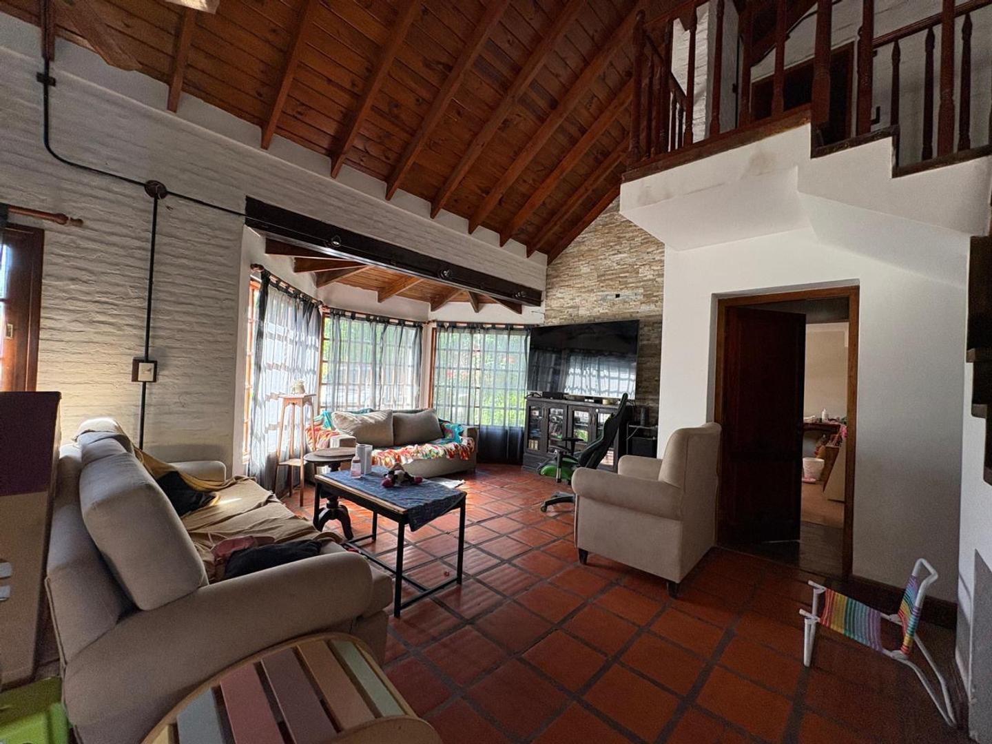 Casa 5 ambientes con 2 baños