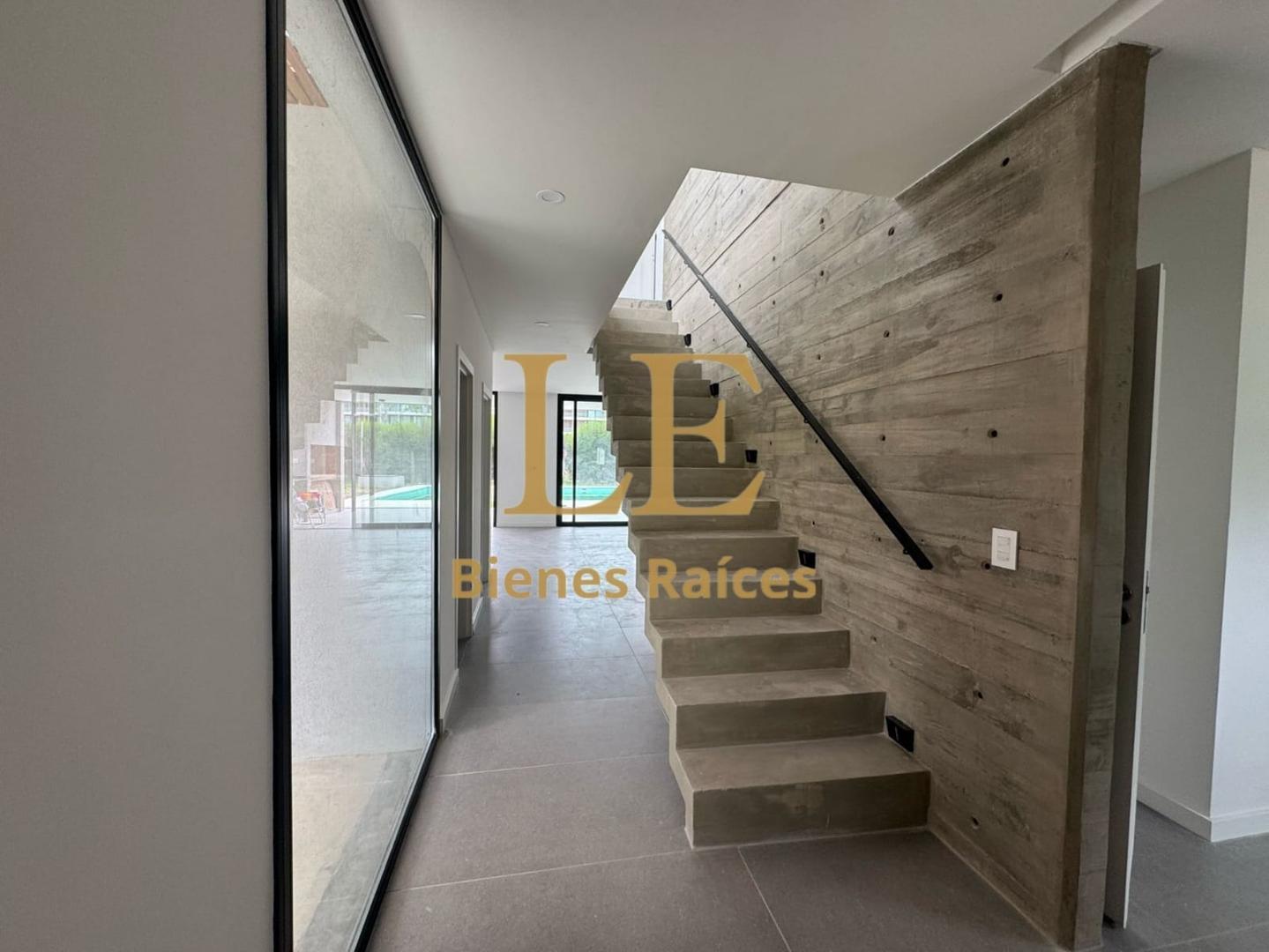 Casa 4 ambientes con 3 baños