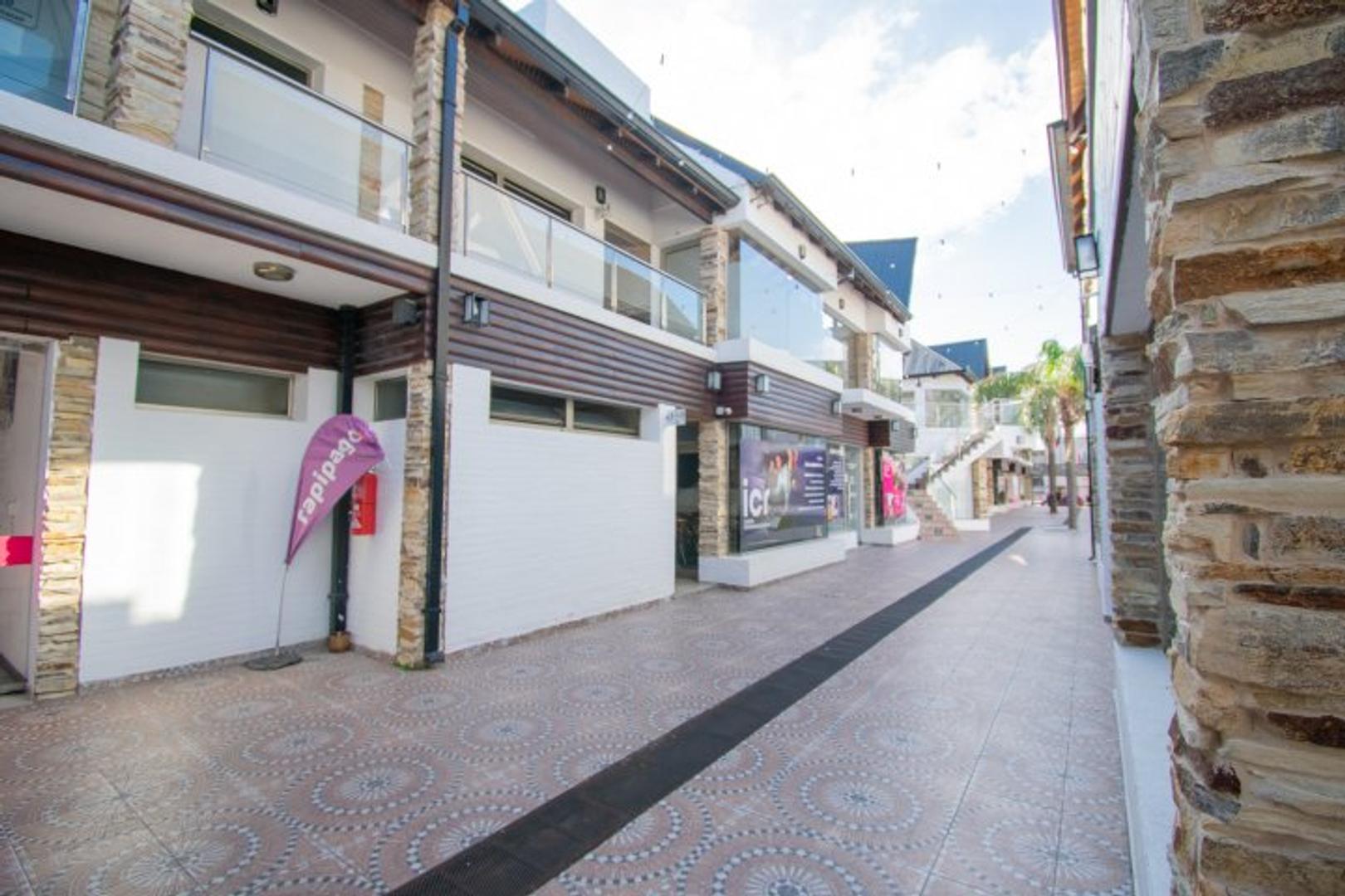 Oficinas a la venta en importante Galería Comercial de Funes. VER DESCRIPCIÓN.