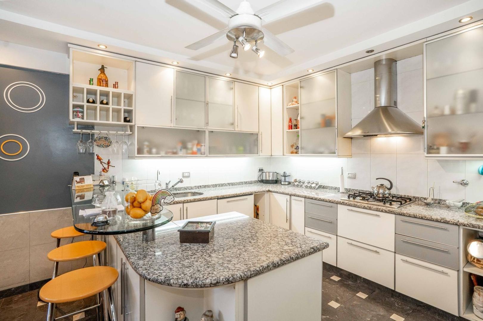 Casa 4 ambientes con 5 baños