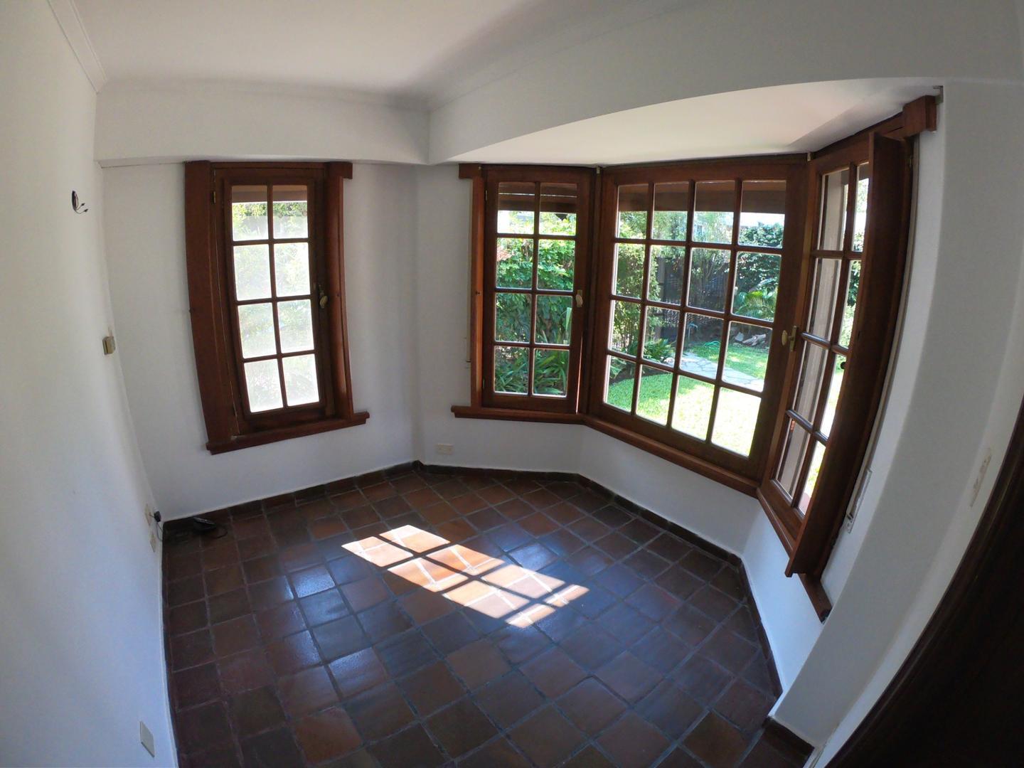 Casa 5 ambientes con 4 baños