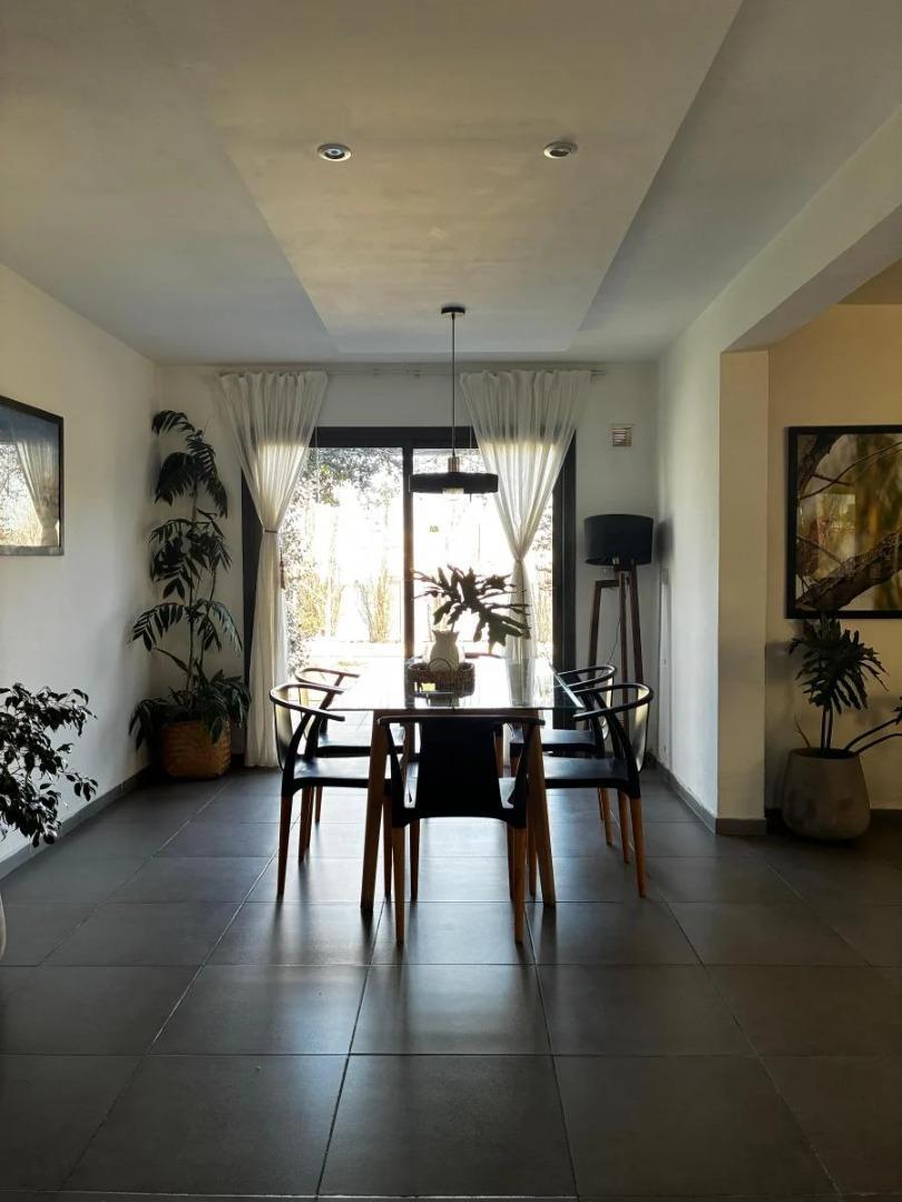 Casa en Venta con 3 cocheras