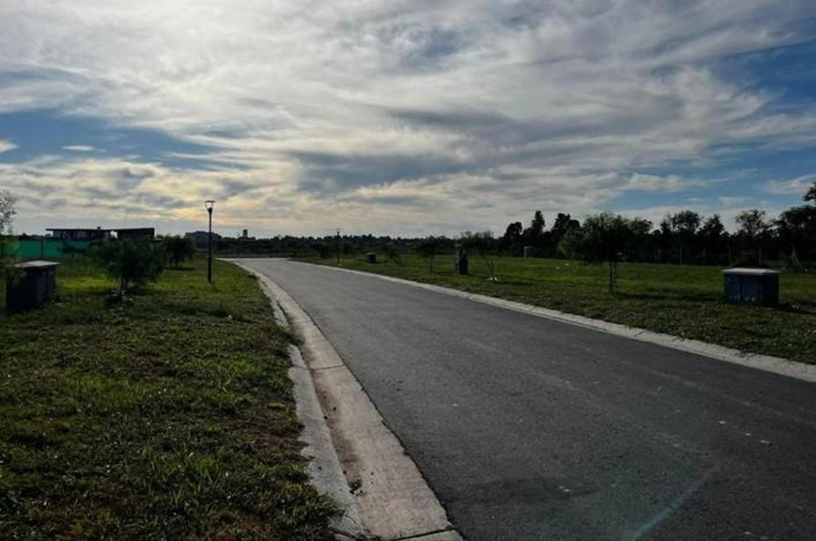 Lote en venta en barrio Village Joven, Bella Vista