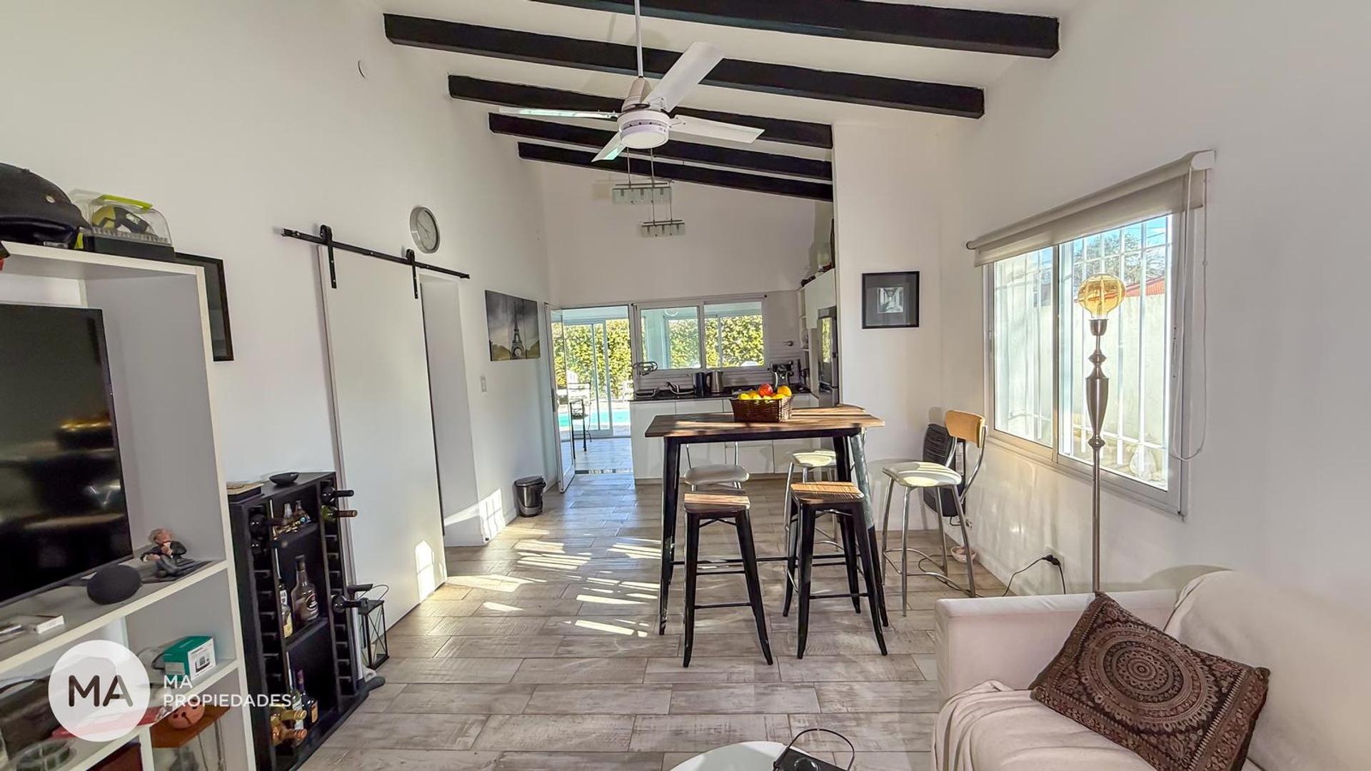 Casa 2 Dormitorios con quincho y pileta - Montevideo 2000 - Funes | Venta