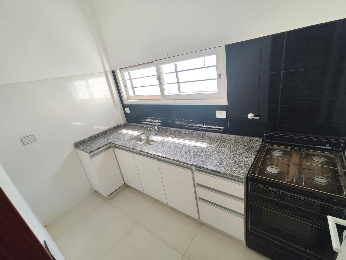 Amplia casa en esquina de 4 ambientes a 2 cuadras del mar!