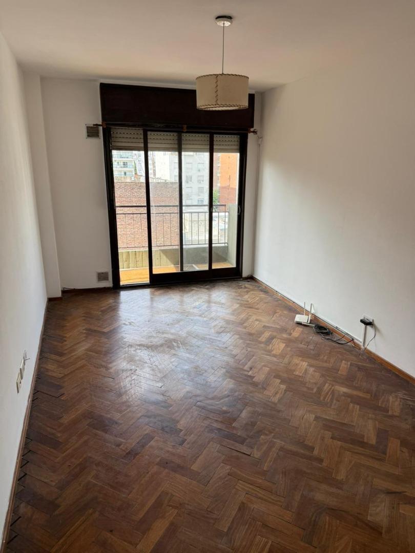 3 De Febrero 2000, Piso 6