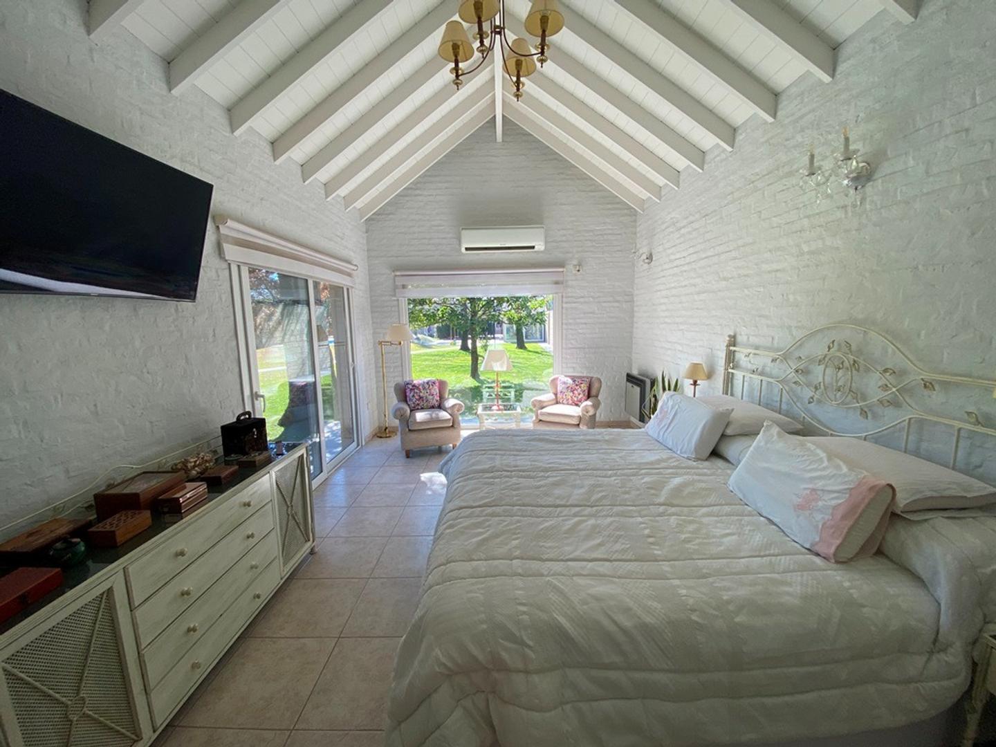 Casa en Venta con 5 cocheras